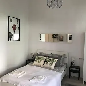 Near Park Only 5 Minutes Walk , Where Find The World Famous Szechenyi Thermal Bath Spa, Capital Circus , Museums The Is Modern And Newly Renovated ,in A Quiet And Peaceful Oasis With Ac ,smart Tv, High Speed Internet Budapest